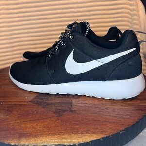 Women Nike Black and White Sneakers- like new